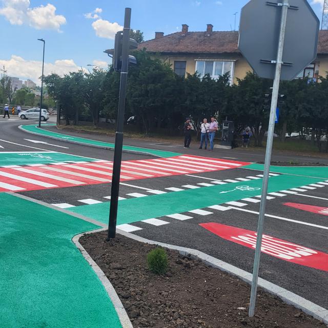 Trecere pietonala si culoar verde pentru biciclete