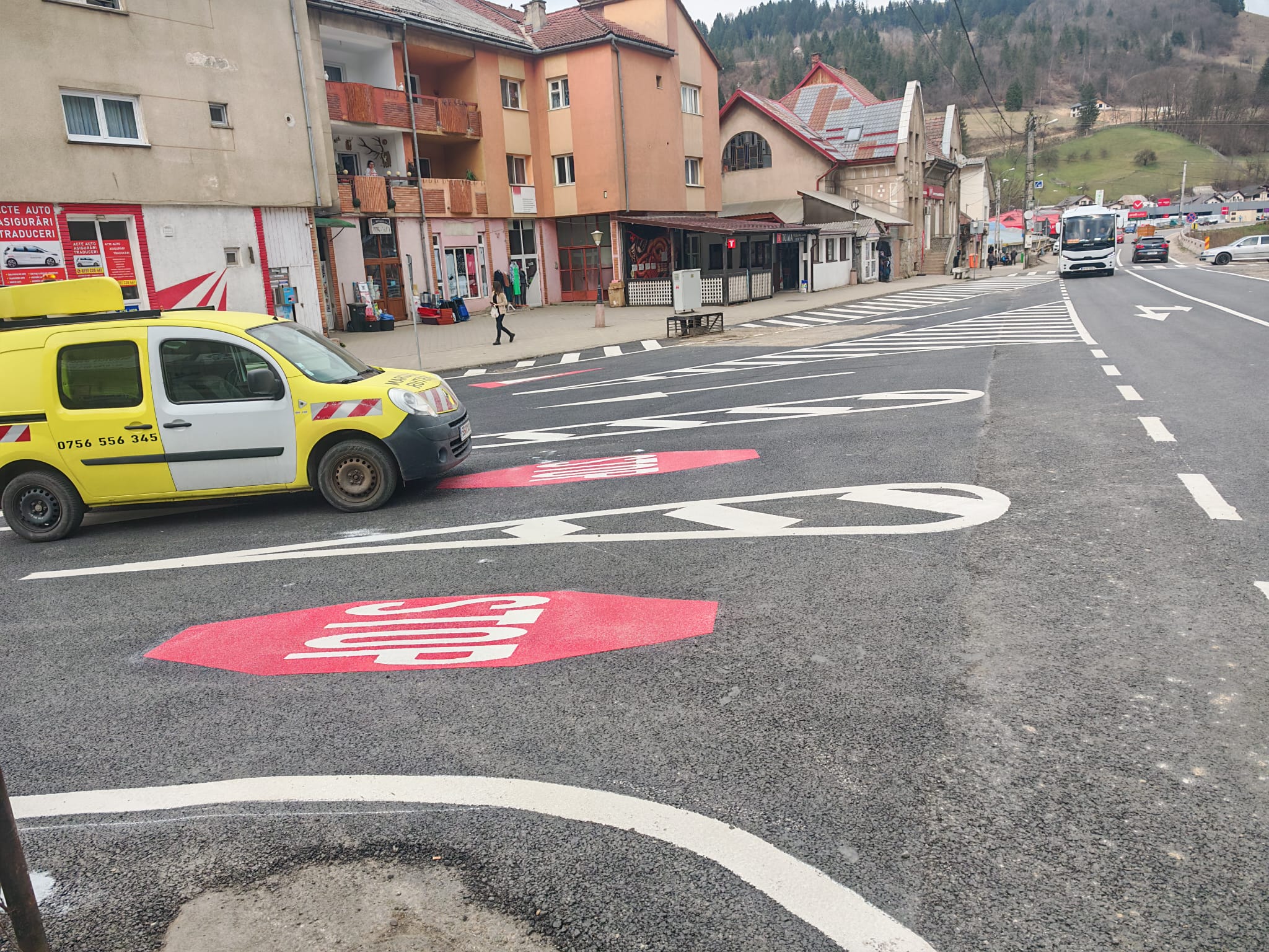 Marcaje rutiere in intersectie urbana