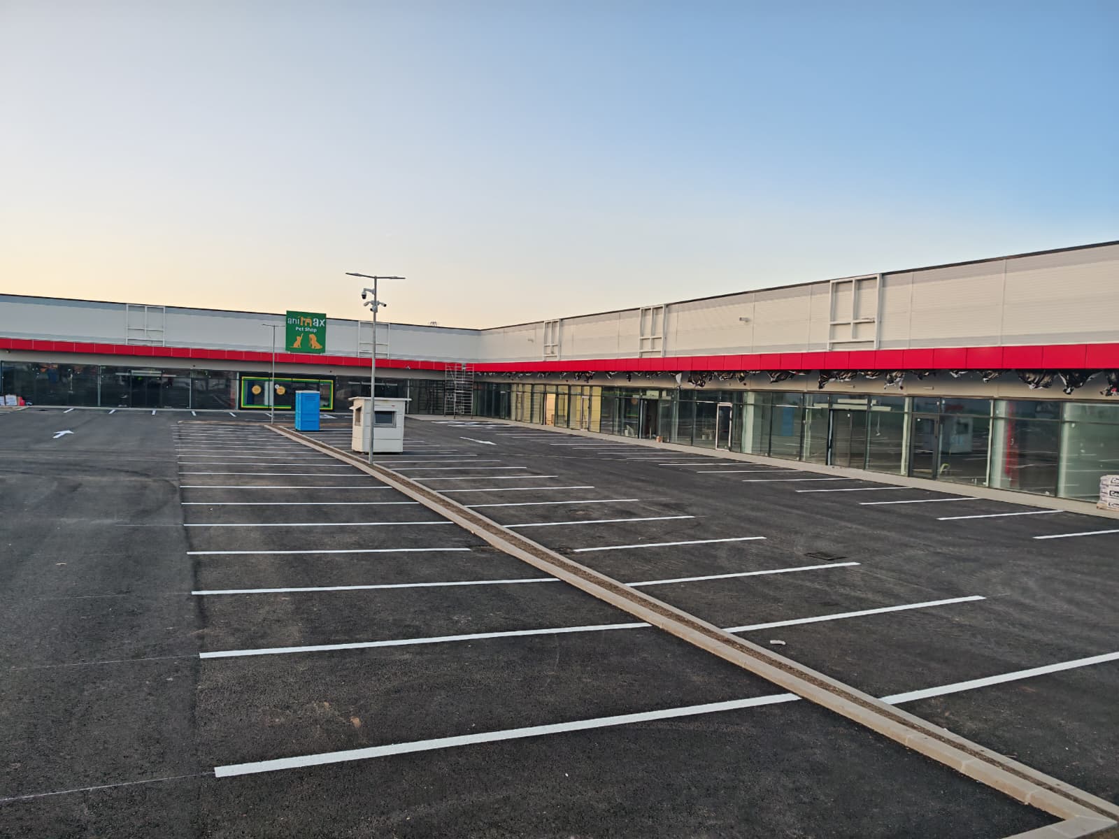 Parcare exterioara cu linii albe