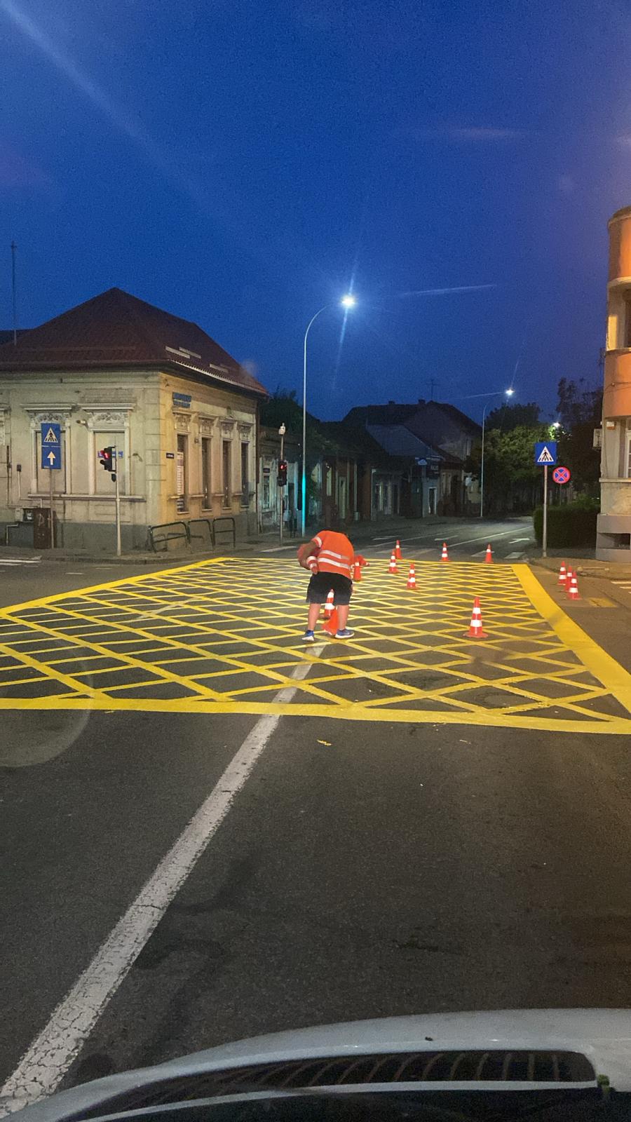 Zona hasurata galben pe carosabil