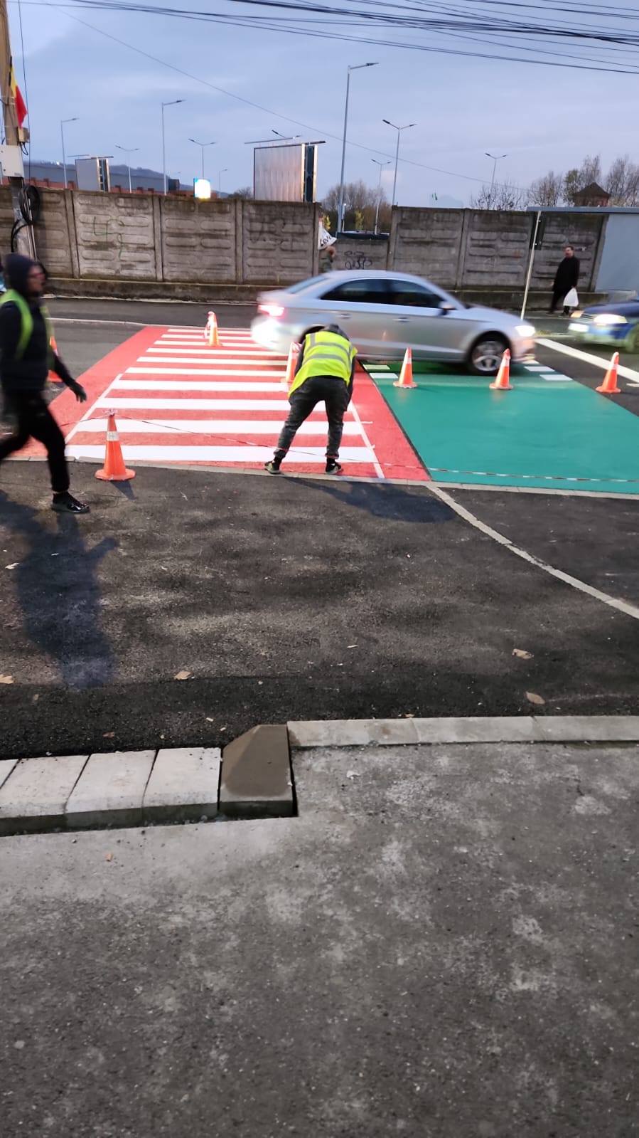 Trecere pietonala colorata in zona urbana