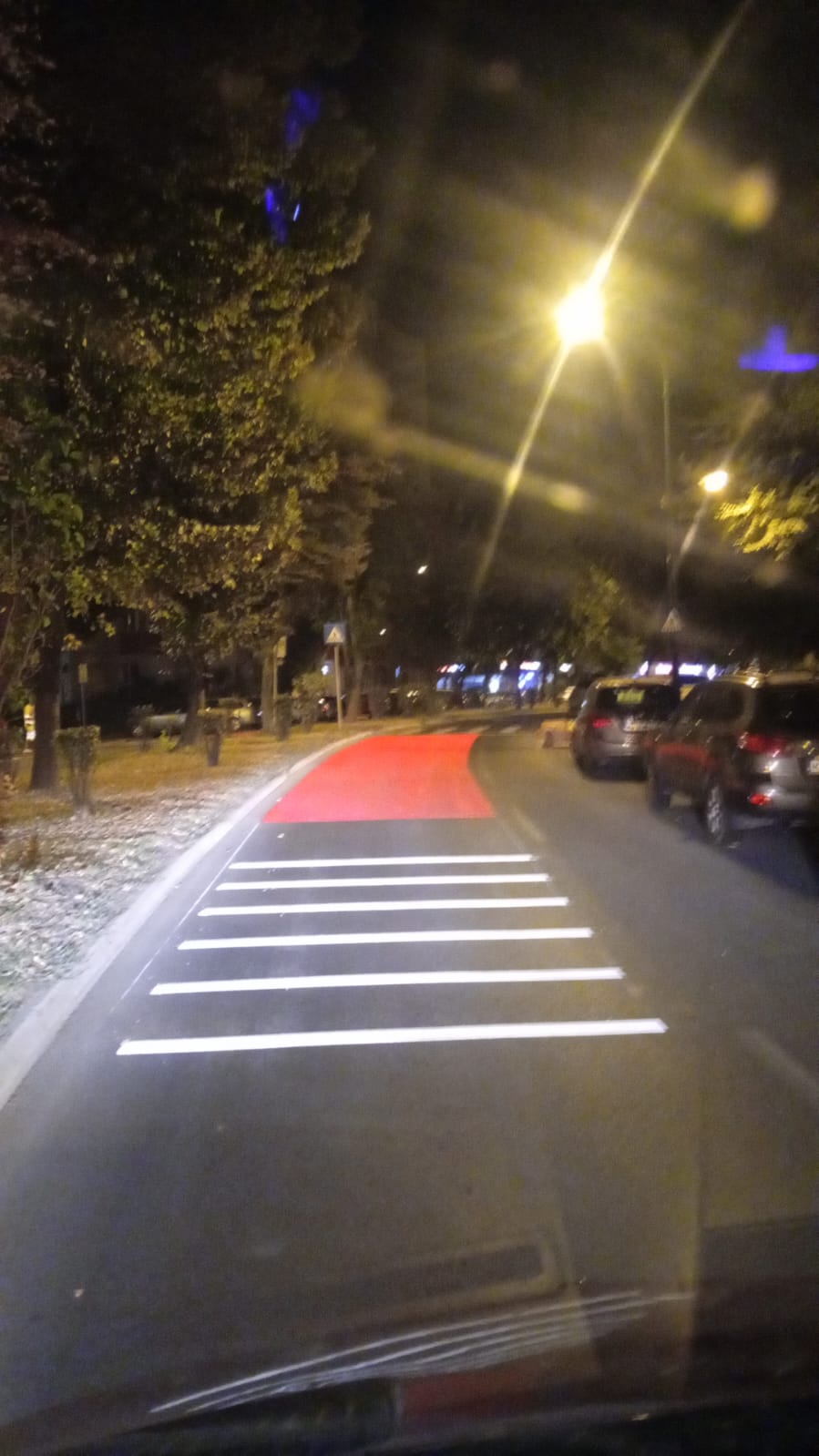 Trecere de pietoni alba iluminata noaptea