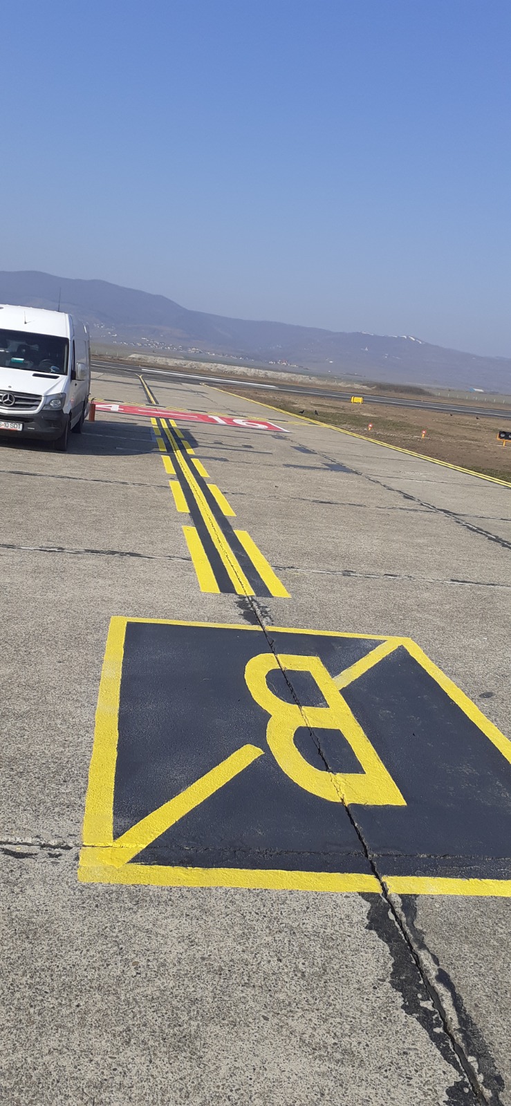 Marcaj galben pe suprafata rutiera larga