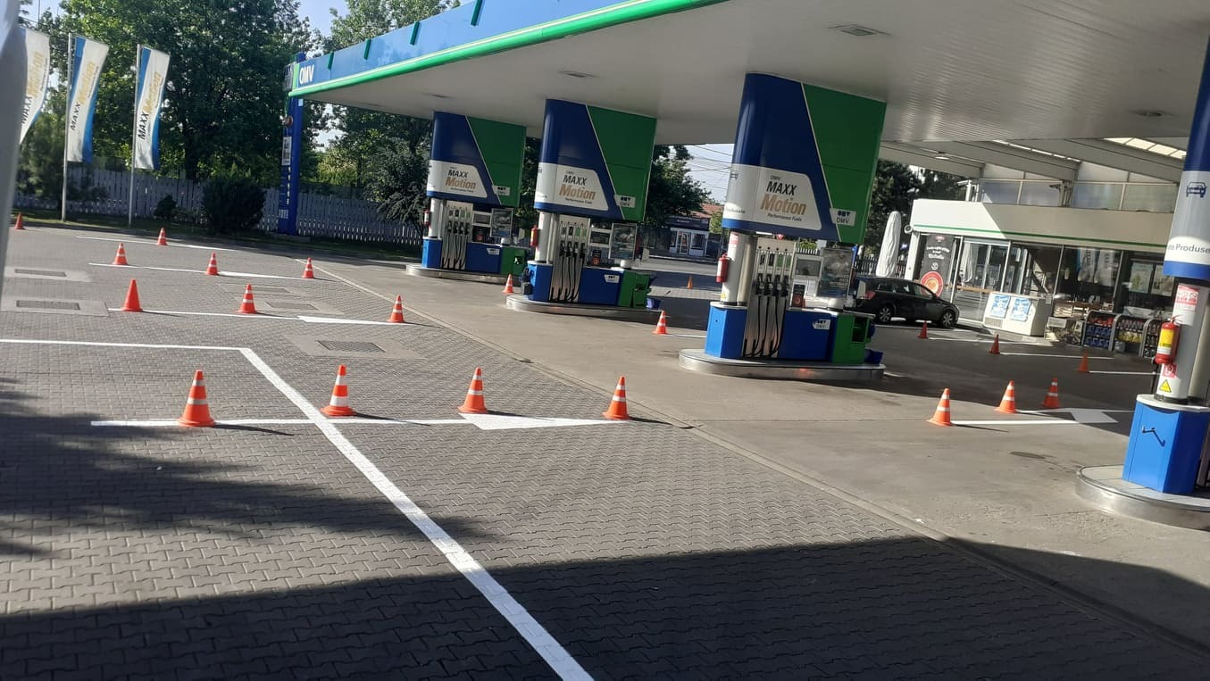 Marcaje rutiere galbene pe asfalt