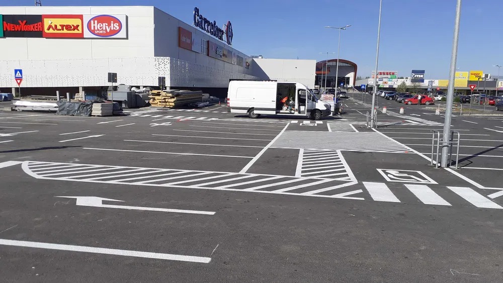 Parcare retail cu marcaje albe si hasuri