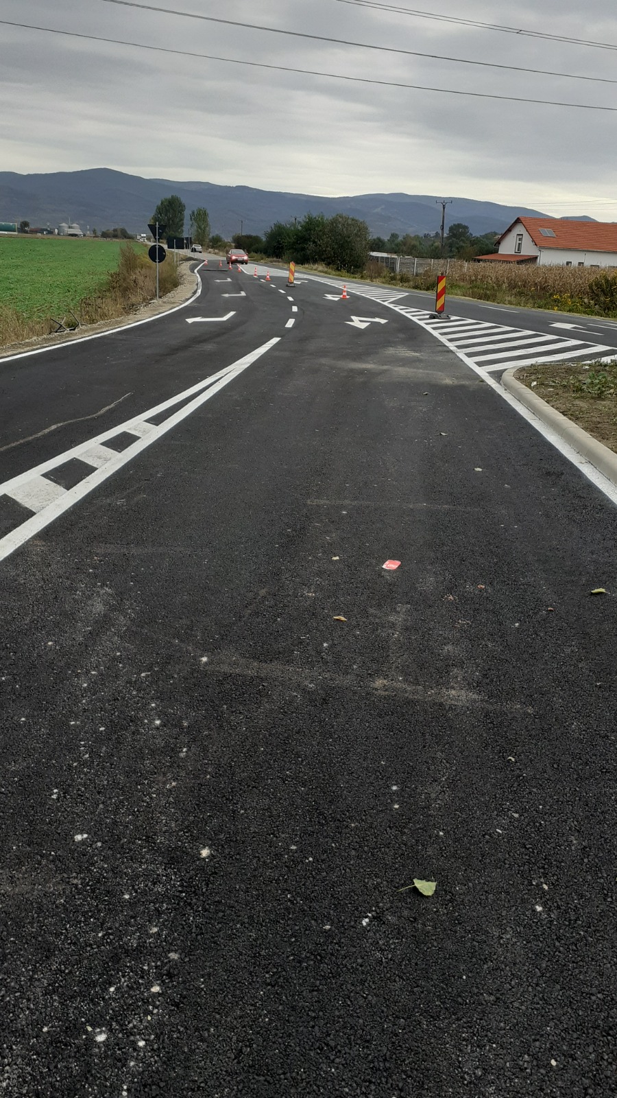 Marcaje longitudinale pe drum rural asfaltat